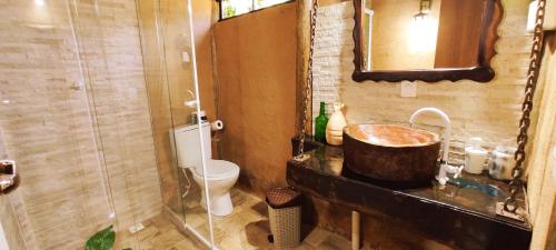 uma casa de banho com um lavatório e um WC em Cabana Africana em Imaruí