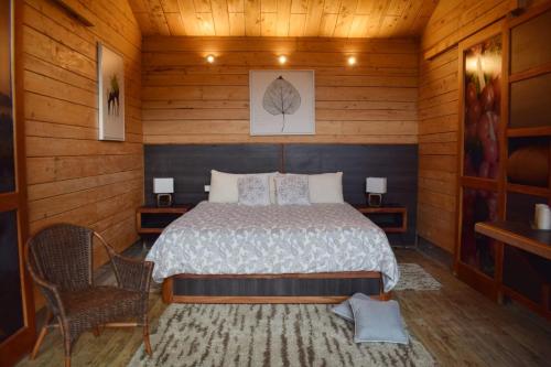 a bedroom with a bed and two chairs and two lamps at Park Hotel in Santa Cruz Verapaz