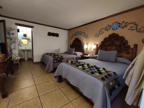 um quarto de hotel com duas camas num quarto em Hotel Grand Maria em San Cristóbal de Las Casas