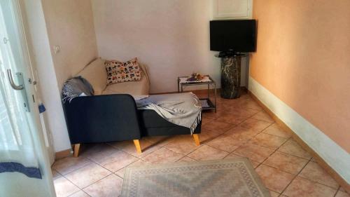 - un salon avec un canapé et une télévision dans l'établissement The Clarinet, à Monsummano