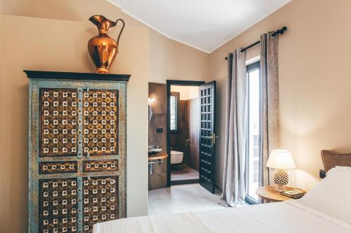 sypialnia z łóżkiem i dużymi drewnianymi drzwiami w obiekcie Eksōtika w mieście Oliveri