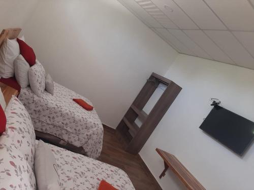 Pokój z dwoma łóżkami i telewizorem w obiekcie Apartamentos Mundo Maya w mieście Flores