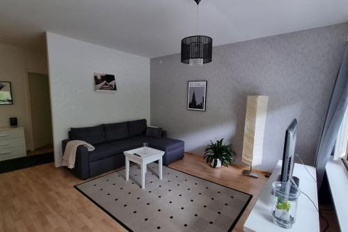ein Wohnzimmer mit einem Sofa und einem Tisch in der Unterkunft Apartment Honkatie in Kokkola