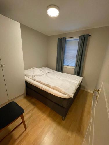 Habitación pequeña con cama y ventana en City Svolvær en Svolvær
