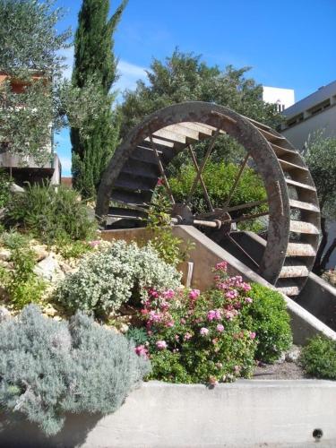 Κήπος έξω από το Les studios Tu Elleta