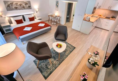 una camera con un letto e due sedie e un tavolo di Baross40 Apartments a Budapest