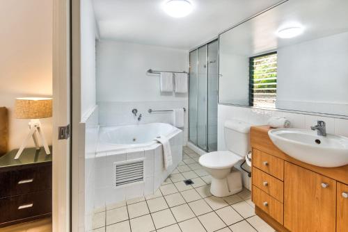 y baño con bañera, aseo y lavamanos. en Escape to Paradise at Oasis 1, a 2BR Central Hamilton Island Apartment with Buggy! en Isla Hamilton