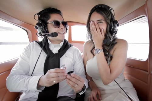 a man and a woman sitting in a car with headphones at Tour en avión privado para celebrar fechas memorables como compromisos matrimoniales, declaración de amor, cumpleaños, aniversarios in Toluca