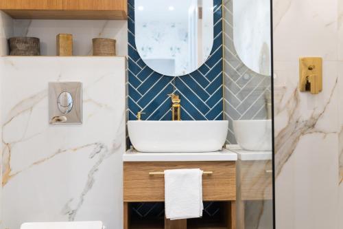 a bathroom with a sink and a mirror at Alfama Garden in Grudziądz