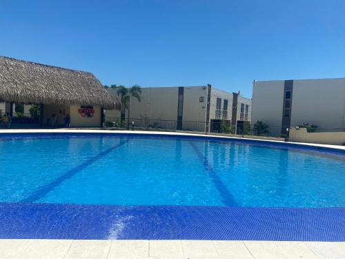 duży niebieski basen przed budynkiem w obiekcie Girardot - Via Ricaurte Casa de dos pisos - Colombia w mieście Girardot