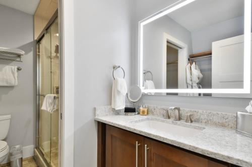 Koupelna v ubytování Ski-in/Ski-out, Stunning Top Floor Condo at Park City Base, Professionally Decorated Luxury 5BR