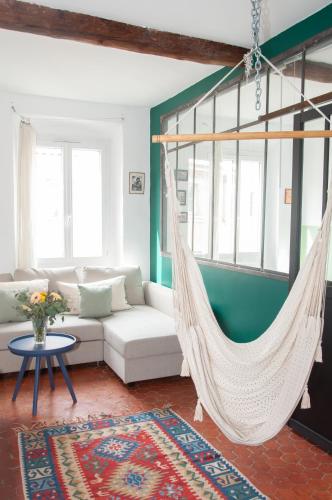 - un hamac dans le salon avec un canapé dans l'établissement Magnifique Duplex proche cours Julien, à Marseille