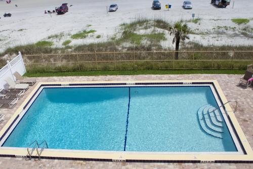 O vedere a piscinei de la sau din apropiere de New Smyrna Waves by Exploria Resorts