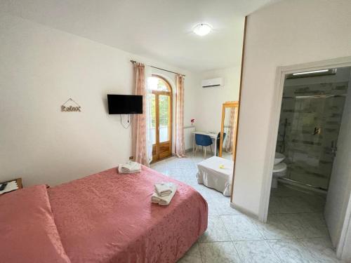 a hotel room with a bed and a bathroom at Villa Bianca in Tramonti