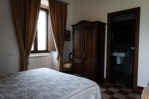 a bedroom with a bed and a sink and a window at Country Relais La Torretta Baronale in San Giorgio Montagna