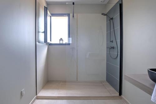 a bathroom with a shower with a glass door at L'Élégante Confort, Clim & Vue Imprenable in Bassillac