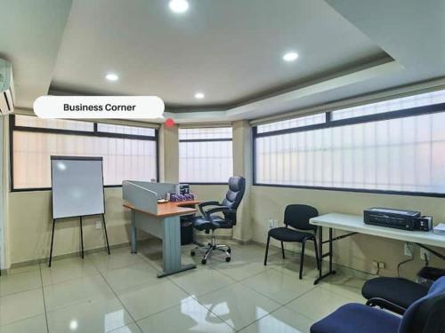 a office with chairs and desks and a whiteboard in a room at S55 SUITE DE LUJO CON TODO LO NECESARIO A 5 MIN ITESM CEM in Mexico City
