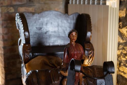 a statue of a man sitting in a chair at Country Relais La Torretta Baronale in San Giorgio Montagna