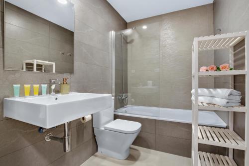 une salle de bain avec un lavabo, des toilettes et une baignoire dans l'établissement Terralmar Beach & City, à Malaga