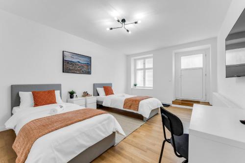 1 dormitorio con 2 camas y TV en 2 Zimmer Apartment,4 Betten am Sbahnhof Köpenick,vollmöbliert en Berlín