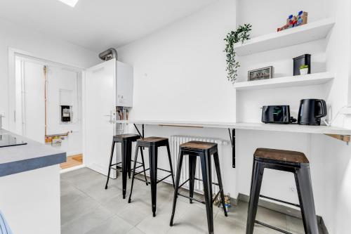 una cocina con 4 taburetes de barra en 2 Zimmer Apartment,4 Betten am Sbahnhof Köpenick,vollmöbliert en Berlín