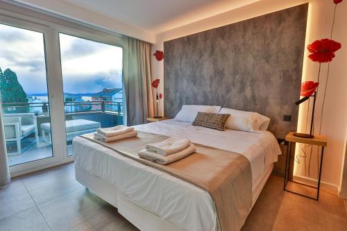 a bedroom with a bed with towels on it at Patagonia Deluxe View in San Carlos de Bariloche