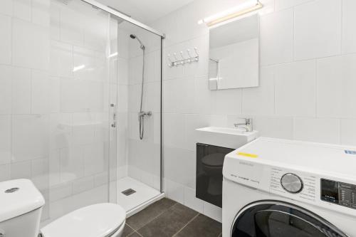 a white bathroom with a washing machine in it at Apartamento WELCS EMP 093 con vistas al Canal in Empuriabrava