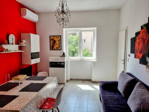 een woonkamer met een bank en een tafel bij Glorianita sweethome,centro, FREE parking,SELF CHECK- IN in Šibenik