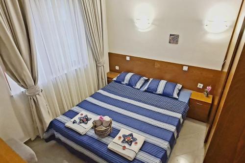 sypialnia z dwoma łóżkami z talerzami jedzenia na nich w obiekcie Villa Dimar 2B w Łozencu