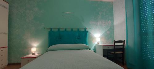 特爾尼的住宿－Appartamento Terre Arnolfe，一间卧室配有一张床和一张带两盏灯的书桌。