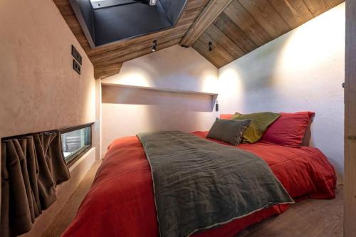 a bedroom with a large red bed in a room at Le Grenier sur l'Eau - Saint-Malo - St Servan in Saint Malo