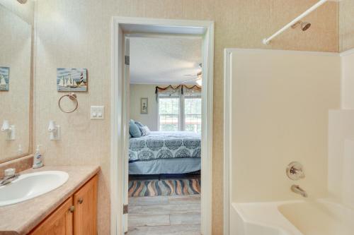1 dormitorio y baño con lavabo y bañera. en Lakefront Fair Play Vacation Rental, Pets Welcome!, en Fair Play