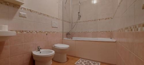 特爾尼的住宿－Appartamento Terre Arnolfe，浴室配有卫生间、淋浴和盥洗盆。
