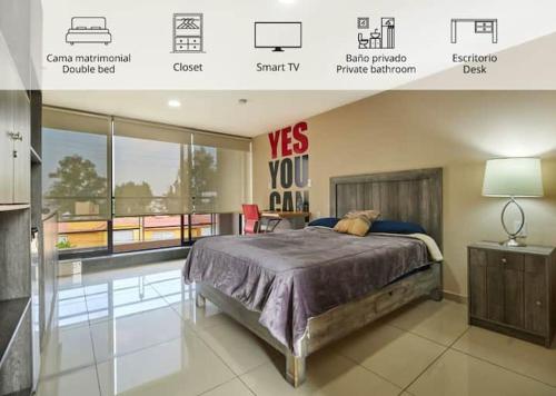 um quarto com uma cama e uma grande janela em S88 SUPER MINI DEPA HERMOSO!!!! A 5 MIN DEL ITES CEM em Cidade do México