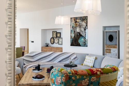 uma sala de estar com um sofá e uma mesa em Villa B with Old town & sea view em Dubrovnik