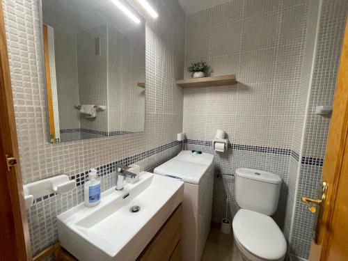 シウタデリャにあるApartamento 221のバスルーム(洗面台、トイレ、鏡付)