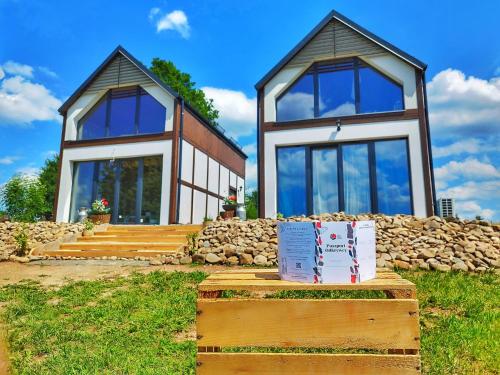 uma casa com janelas e uma parede de pedra em Pod Aniołem em Świerzawa