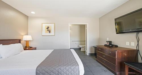 Ένα ή περισσότερα κρεβάτια σε δωμάτιο στο Budget Inn and Suites Stockton Yosemite