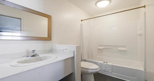 Ένα μπάνιο στο Budget Inn and Suites Stockton Yosemite