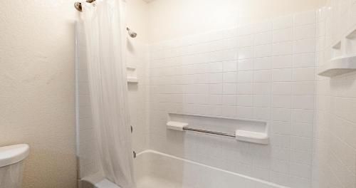 Ένα μπάνιο στο Budget Inn and Suites Stockton Yosemite