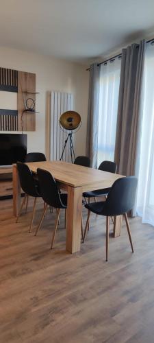 una mesa de madera y sillas en una habitación en Gościniec Mazurek , Apartament Giżycko, en Giżycko