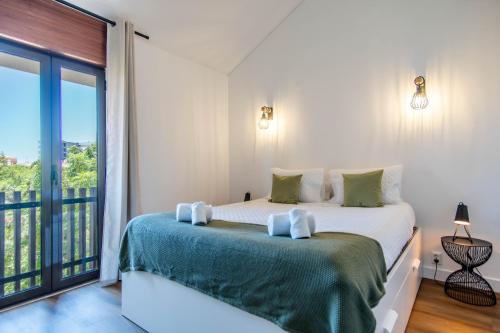 1 dormitorio con cama y ventana grande en Villa Amour Charming Duplex Apartment on Marina, en Quarteira