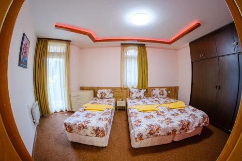 Postel nebo postele na pokoji v ubytování Pamporovo Cottage Savov
