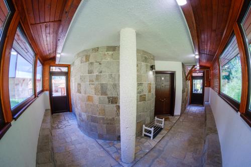 een kamer met een stenen open haard in een huis bij Pamporovo Cottage Savov in Pamporovo