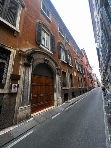 un edificio con una porta sul lato di una strada di Room Verona Mamma Bianca a Verona