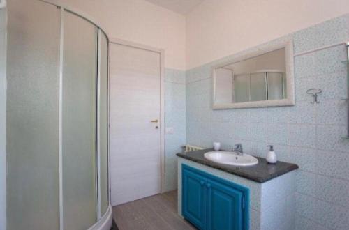 a bathroom with a sink and a shower with a mirror at Da Claudietto in San Teodoro