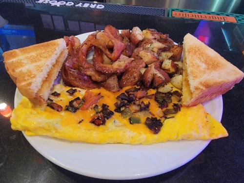 un plato de desayuno con tostadas y aros de cebolla en Route 66 Hotel, Springfield, Illinois, en Springfield