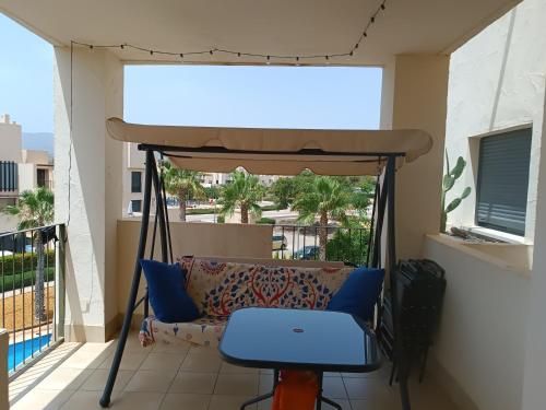 porche con cama y sofá en el balcón en Apartamento Holydais Monica, en Murcia