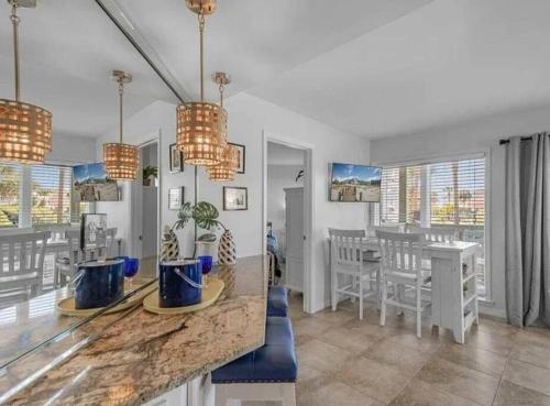 een woonkamer met een tafel en een eetkamer bij Sugar Sands-Luxury 1st Floor 2BR 2BA Private Beach in Gulf Shores
