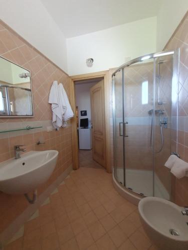 een badkamer met een glazen douche en een wastafel bij Azzurro mare in Arenella